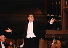 Хуан Диего Флорес благодарит оркестр